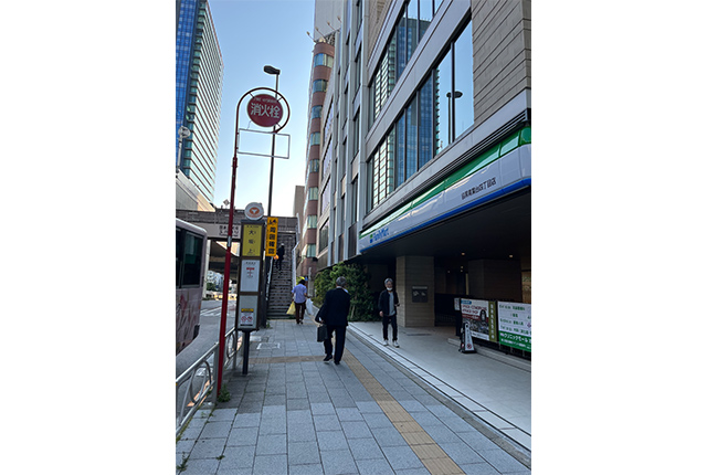 大阪上バス停で下車しすぐ左手のビルの地下1階にあります。